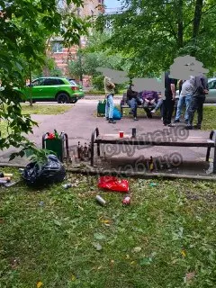 Двор превратился в свалку: жители жалуются на пьянки и мусор