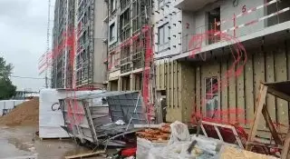Трагедия на стройке: рабочий погиб при падении лифта