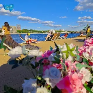 Новые Шезлонги на Набережной Парка: Удобство и Комфорт