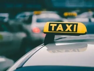 Таксист предотвратил мошенничество с пожилой женщиной