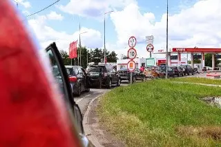 Очередь на АЗС: уважительная причина опоздания на работу?