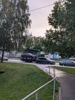 Автомобили нарушителей эвакуируют с платной парковки в Чертаново
