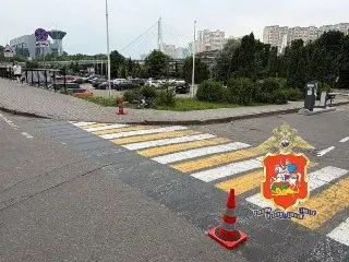 Тройное ДТП в Красногорске: авто сбило самокатчика и семью на переходе