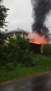 Молния подожгла бытовку в деревне: пожар потушен