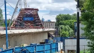 Строительство моста-паруса в Филёвском парке продолжается