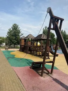 Опасный аттракцион на детской площадке: трос зиплайна угрожает детям