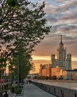 Космодамианская набережная: Архитектурные Эпохи и Прогулочные Маршруты