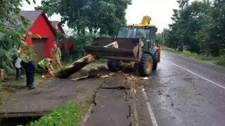 Устранение последствий шторма на улице Стеклозаводской