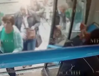Драка в транспорте: контролер и пассажир пострадали от безбилетников