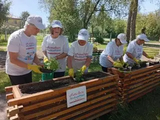 Долголеты Павловского Посада объединяются в общественном огороде
