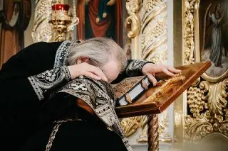 Россияне ищут духовную поддержку: священники против психологов