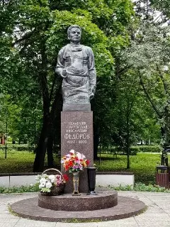 Памятник Святославу Фёдорову в парке: символ уважения к учёному