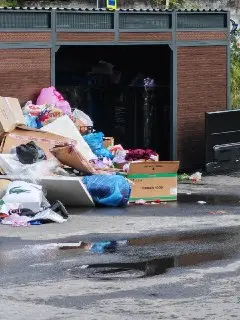 Пустые баки и мусор вокруг: жители жалуются на вывоз отходов