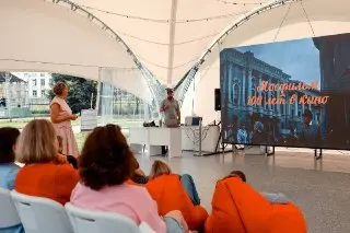 Бесплатный летний кинотеатр открылся в Озеропарке