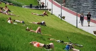 Жара до +30°C в Москве: синоптик предупредил об опасном ультрафиолете