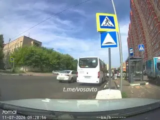 Пешеход повредил авто после конфликта на дороге