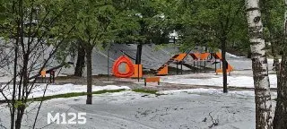 Новая площадка для собак в Этнодеревне: газон засеян, работы продолжаются