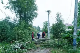 Энергетики восстанавливают электричество после непогоды