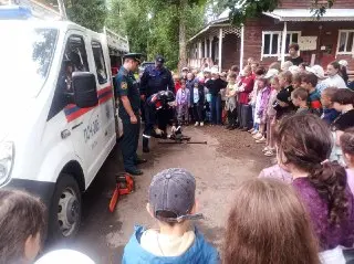 Спасатели провели уроки безопасности для детей в летних лагерях