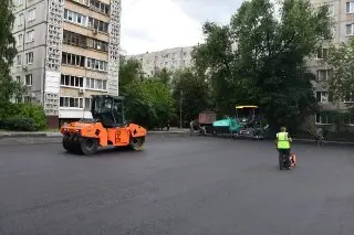 Завершена укладка асфальта во дворе: благоустройство продолжается
