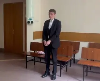 Мужчина получил 11 суток за плевок в девушку в метро