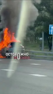 Каршеринг загорелся на МКАД: водитель успел спастись