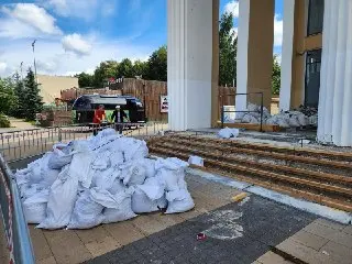 Ремонт входной группы в Дворце культуры Королева продолжается