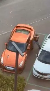 Мужчина с топором разбил спорткар Nissan GT-R на проспекте