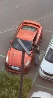 Неизвестный повредил Nissan GT-R топором на проспекте в Москве