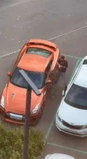 Мужчина с топором разрушил Nissan GT-R на улице Москвы