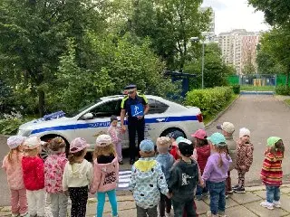 Автоинспекторы провели урок безопасности для детей в детском саду