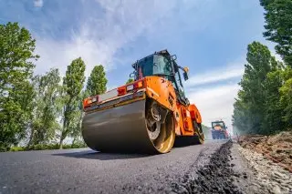 Начались работы по модернизации асфальта и тропинок в городе