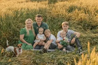 Многодетные семьи смогут получать выплаты на школьников в 7 000 рублей