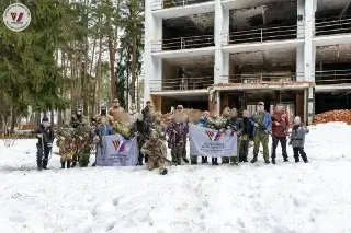 Школьники проходят военную подготовку в заброшенном здании