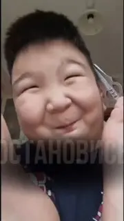 10-летний мальчик играет на хомусе ногами, вдохновляя мир
