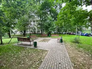 Благоустройство двора на Люблинской: новые скамейки и асфальт