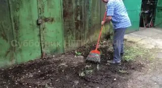 Жители Архангельского провели субботник и начали борьбу за права