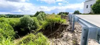 Сильные дожди разрушили берег у Лужецкого монастыря