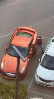 Мужчина с топором разбил Nissan GT-R и уехал с места преступления