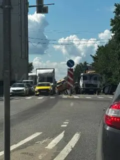 Таксист повис на тросах в Дедовске: ДТП на перекрёстке