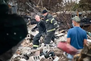 Разбор завалов после атаки дрона в Подмосковье