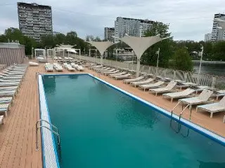 Гольяновский пруд открыл купальный сезон: новые зоны отдыха