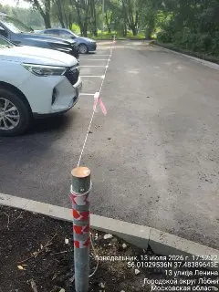 Жители Лобни перегородили парковку тросами