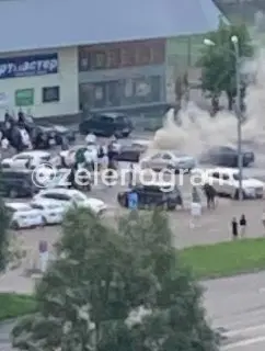 Пожар на парковке ТЦ: машина загорелась в центре города