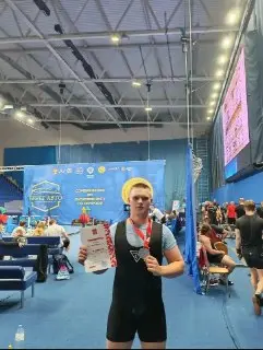 Студент из Губернского колледжа завоевал медали на чемпионате по пауэрлифтингу