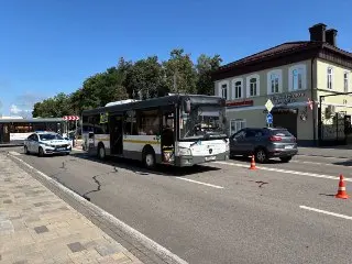 Женщина попала под автобус на пешеходном переходе: подробности