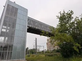 Возобновление работ на пешеходном переходе: новые стеклопакеты и сквер