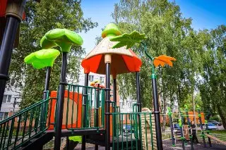 В Клину завершается строительство новой детской площадки
