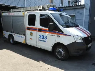 Спасатели выносят пожилую женщину с третьего этажа в Волоколамске