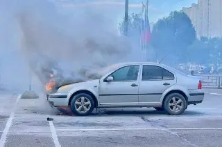 Пожар на стоянке торгового центра: автомобиль загорелся в Зеленограде